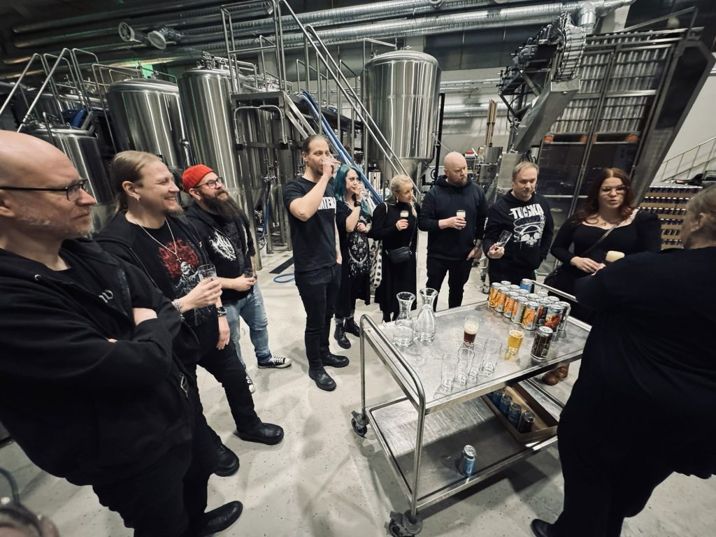 Ryhmä maistelemassa olutta panimoympäristössä.