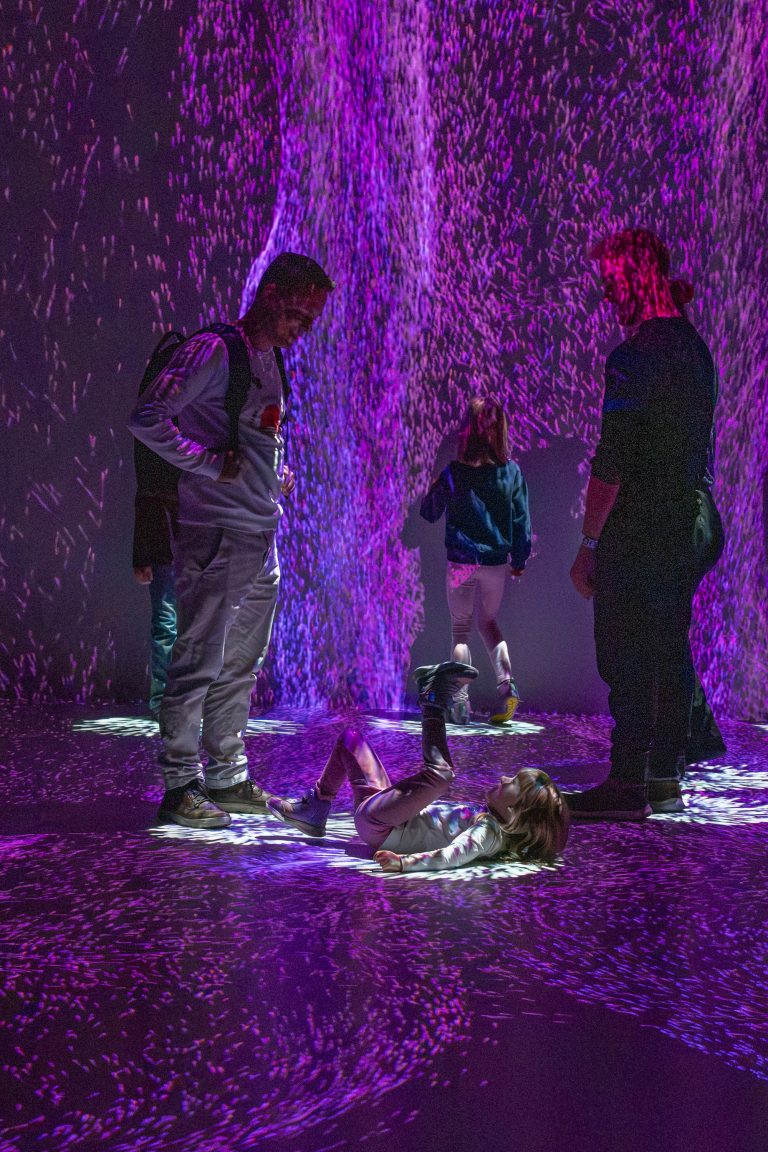 Vision immersiivisessä tilassa esitetään violettia digitaalista kuvamaailmaa.