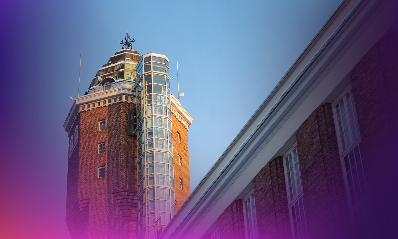 Näköalahissi kuvattuna alhaaltapäin. Samalla näkyy myös rakennuksen seinää. Molemmat ovat tiiltä.