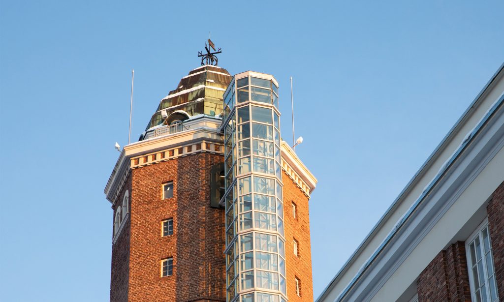 Punatiilinen näköalahissi auringonvalossa.