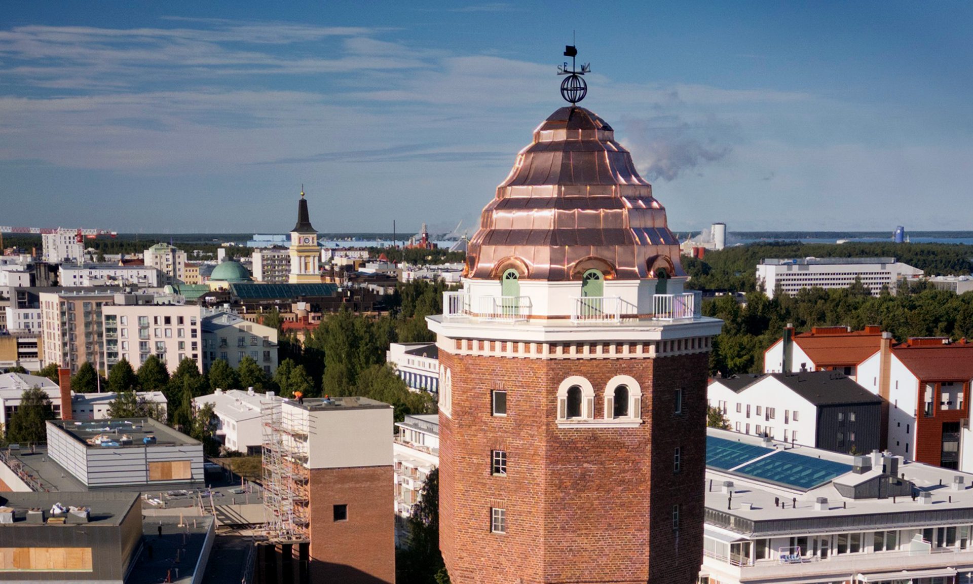 Punatiilinen näköalahissi auringonvalossa. Kuva: Mika Friman.