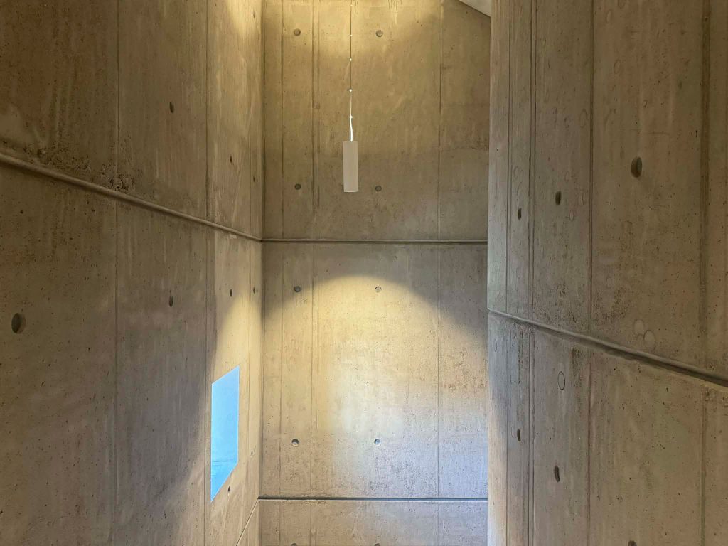 Valo ja varjot korostavat uuden rakennuksen sisäarkkitehtuuria.