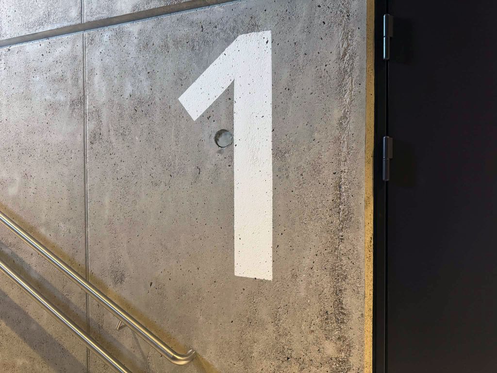 Yksityiskohta rakennuksen materiaaleista ja viimeistellyistä pinnoista.