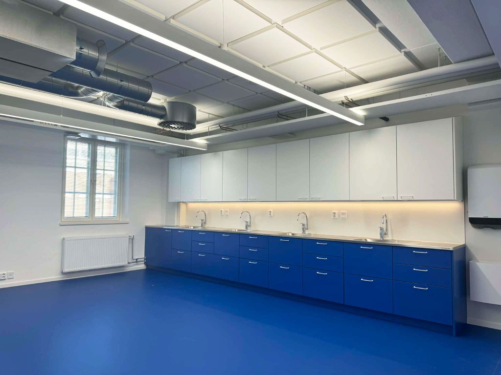 Kunnostettu sisätila suojellusta rakennuksessa.