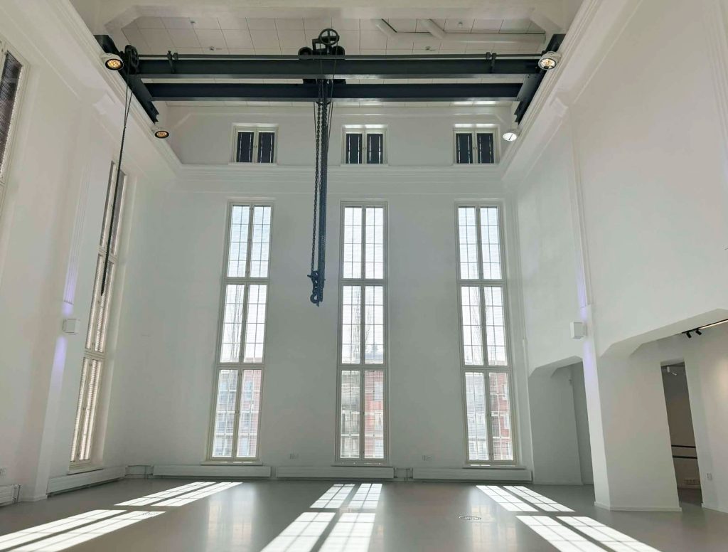 Näkymä näyttelytilaan ennen näyttelyrakentamisen alkamista.