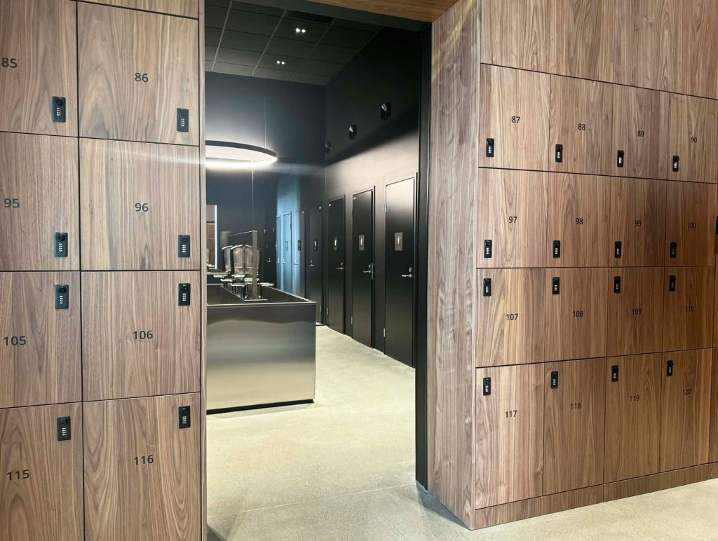 Tilallinen yksityiskohta, jossa näkyy rakennuksen moderni muotokieli.