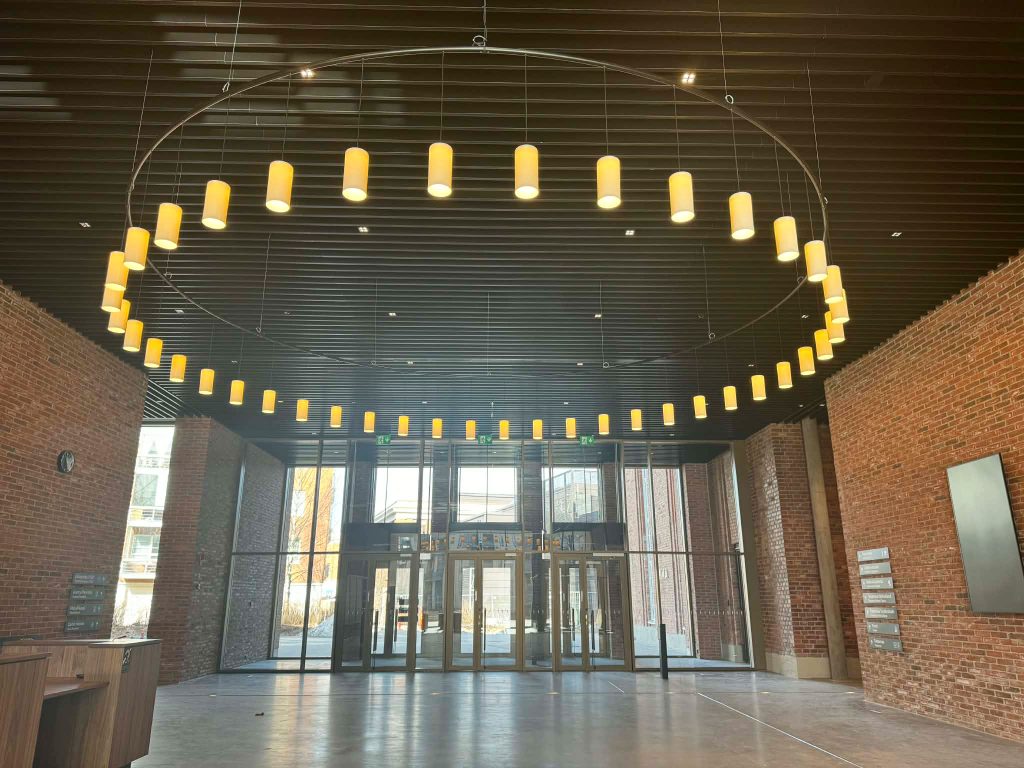 Näkymä uuden museo- ja tiedekeskuksen avaraan aulatilaan.