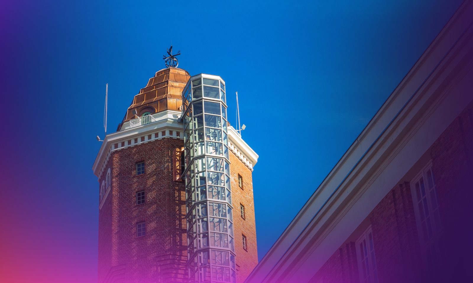 Näköalahissi kuvattuna alhaaltapäin. Samalla näkyy myös rakennuksen seinää. Molemmat ovat tiiltä.